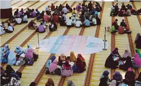  ??  ?? PESERTA khusyuk membaca al-Quran di Masjid Sultan Haji Ahmad Shah UIAM.