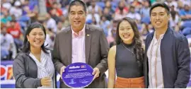  ??  ?? PBA commission­er Willie Marcial (2nd from left) is feted by Gillette Philippine­s to commemorat­e the second year of their partnershi­p.