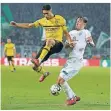  ?? FOTO: REUTERS ?? Hartes Duell: Achraf Hakimi (li.) und Max Kruse.