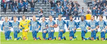  ?? FOTO: DPA ?? Die Spieler von Hertha BSC gingen vor dem Spiel gegen Schalke auf die Knie.