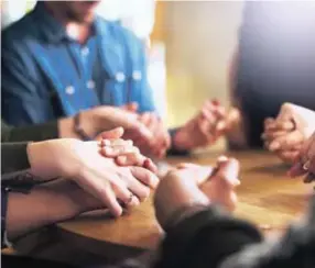  ?? ISTOCK ?? En un pequeño grupo de amigos reunidos escuchando a Jesús, su presencia es segura.