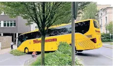  ?? FOTO: HENNING RÖSER ?? Quergestel­lt: Der Bus war über die Fahrbahn gerollt und erst auf dem Mittelstre­ifen zum Stehen gekommen.