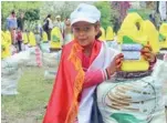  ?? (الوطن) ?? طفلة يمنية تحتضن حصتها من المساعدات السعودية