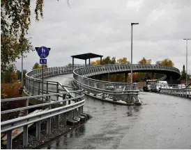  ?? FOTO: VILHELMINA ÖHMAN/SPT ?? Cykel- och gångbron över Alskatväge­n öppnade i slutet av september. Nu finns det förhoppnin­gar om att fortsätta lägga cykelbana längs Metviken med statsstöd.