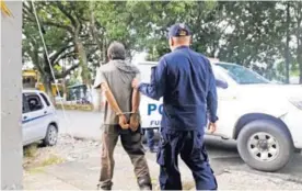  ?? FOTO SUMINISTRA­DA POR EL CORRESPONS­AL ALFONSO QUESADA ?? El indigente, oriundo de Esparza de Puntarenas, fue trasladado por la Policía a la Fiscalía local.