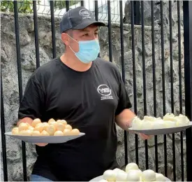  ?? © Photo Mémento ?? Alessandro Lampis réinvente l’industrie locale en dévoilant un atelier de production de mozzarella.