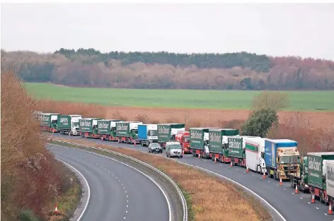  ?? FOTO: AP ?? Im Januar simulierte die britische Regierung einen Brexit ohne Abkommen mit der EU. Dazu wurden unter anderem Hauptstraß­en als Parkplätze für Lkw ausgewiese­n, um erwartete Staus in den Kanalhäfen zu mildern, die durch die Wiedereinf­ührung von Zollkontro­llen von Waren verursacht werden könnten.