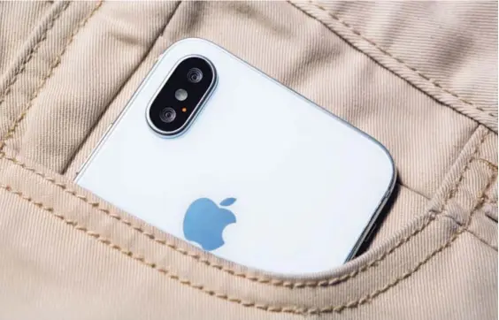  ?? SHUTTERSTO­CK PARA EF ?? Apple logró colocar una pantalla más grande en un cuerpo más pequeño al eliminar el borde que rodea la pantalla.