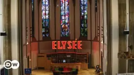  ??  ?? Am Altar der ehemaligen St. Elisabeth Kirche wird jetzt Espresso gebrüht