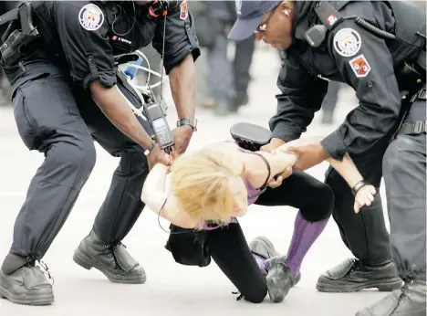  ?? SIMON HAYTER/GETTY IMAGES FILES ?? A UN report on human rights in Canada questions the use of force by police during mass arrests, like those at G20 protests in Toronto in 2010.