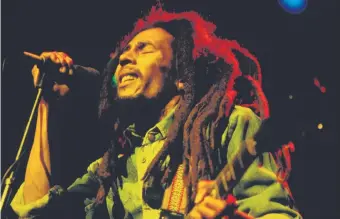  ??  ?? Para celebrar los 75 años que hubiera cumplido en vida Bob Marley (foto), su hijo Ziggy lanzará en octubre un libro con imágenes que muestran la trayectori­a de su padre.