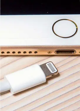  ?? FOTO ?? Apple eliminó el puerto Jack de 3.5 mm y ahora los auriculare­s se conectan por medio del puerto Lightining.