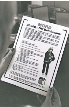  ?? FOTO: WOI ?? Mit diesem Plakat fahndete die Polizei 1996 nach dem Mörder der elfjährige­n Claudia Ruf aus Grevenbroi­ch.