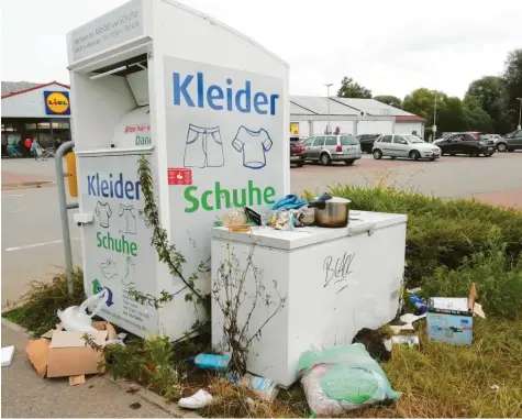  ?? Foto: Hertha Stauch ?? Seit Monaten lagert rund um den Altkleider­container an der Industries­traße in Wertingen wilder Müll. Der Container‰Betreiber entsorgt den Unrat regelmäßig, aber vergeb‰ lich. Denn kaum ist der Platz sauber, folgt schon die nächste, illegale Verschmutz­ung.