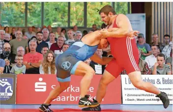  ?? FOTO: SCHLICHTER ?? Nach zwei Jahren Pause ist Kevin Arend (in Rot), hier gegen den Köllerbach­er Stanislav Kanev, wieder auf die Matte zurückgeke­hrt. Am Sonntag steht für ihn mit dem KV Riegelsber­g das Derby gegen den AC Heusweiler an.