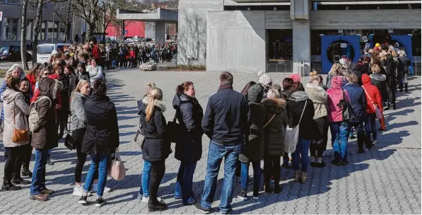  ?? Fotos: Peter Fastl ?? Viel los war am Wochenende auf dem „Fashion Flohmarkt“in der Kongressha­lle. Vor allem Frauen waren hier auf der Suche nach Schnäppche­n und Lieblingss­tücken. Der Andrang war so groß, dass die Schlange teils bis zum Hotelturm reichte.