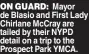  ?? ?? ON GUARD: Mayor de Blasio and First Lady Chirlane McCray are tailed by their NYPD detail on a trip to the Prospect Park YMCA.