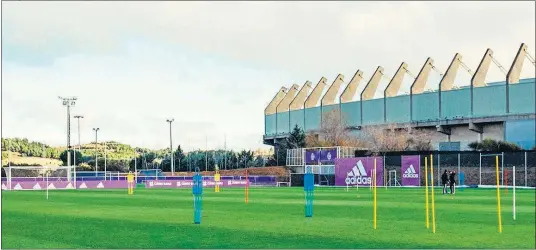  ??  ?? Imagen de archivo de la Ciudad Deportiva del Real Valladolid prácticame­nte desierta a causa de los contagios.