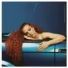  ??  ?? Jess Glynne (28 anni). Sopra, la cover di Always In Between, il suo nuovo album.