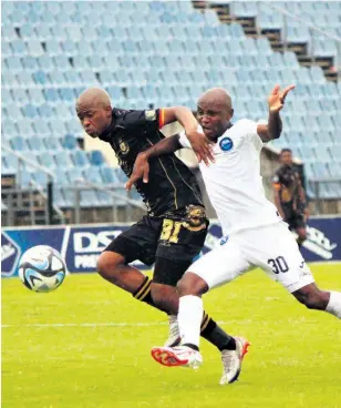  ?? ?? Ayanda Jiyane and Sanele Barns (30) are equally determined to win the ball