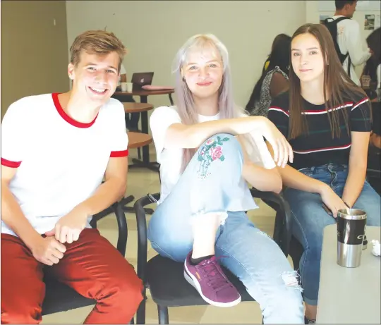  ?? GORDON LAMBIE ?? Cougar Ambassador­s Jason Hardy and Marianne Brisson and their friend Eve Dandonneau volunteere­d their time at one of two "Cougar cafe" tables Monday morning to help welcome the incoming students at Champlain College Lennoxvill­e to their first day of classes.