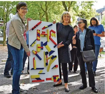  ?? FOTO: BECKER&BREDEL ?? Charlotte Britz bekam beim Stadtteilr­undgang ein Kunstwerk als Präsent von Lieselotte Hartmann von der Initiative Nauwieser Viertel (rechts) und Nicole Fleisch (links).