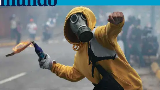  ??  ?? Manifestan­te se prepara para lançar coquetel-molotov em um novo protesto contra o governo Nicolás Maduro, nesta segunda-feira (1º), em Caracas