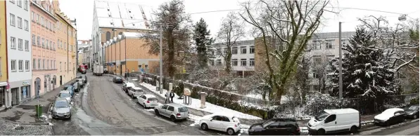  ?? Fotos: Silvio Wyszengrad ?? Das Areal des Berufsschu­lzentrums für soziale Berufe liegt mitten in der Innenstadt. Die Turnhalle (das Gebäude mit den sechs Giebeln in der linken Bildhälfte) grenzt direkt an die Dominikane­rkirche. Würde die Schule umziehen, wäre auf dem Gelände...