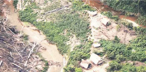  ??  ?? ► Vista aérea de un asentamien­to indígena en Ucayali.