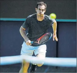  ?? FOTO: EFE ?? Andy Murray, entrenando en Queens’, donde reaparecer­á hoy contra Kyrgios