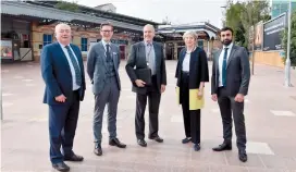  ?? ?? Dignitarie­s at the official opening of the new Maidenhead Railway Station forecourt. Ref:133928-38