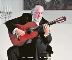  ?? Symbolfoto: Margot-Sylvia Ruf ?? Gitarrist Roberto Legnani verzaubert­e die Konzertbes­ucher in der Alten Synagoge mit seinem seelenvoll­en und perfekten Spiel.