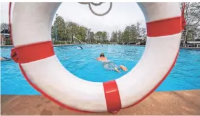  ?? FOTO: KIRCHNER/DPA ?? In Billerbeck im Kreis Coesfeld hat am Wochenende nach einem halben Jahr das erste Freibad in NRW im Rahmen eines Modellproj­ektes wieder geöffnet.