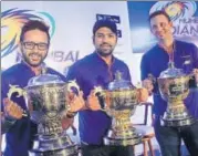  ?? HT PHOTO ?? Mumbai Indians captain Rohit Sharma (centre), Parthiv Patel (left) and bowling coach Shane Bond with the IPL trophies in Mumbai on Monday.