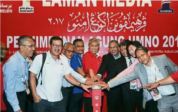  ??  ?? Working together Umno vicepresid­ent Datuk Seri Dr Ahmad Zahid Hamidi (centre) with Umno executive secretary Datuk Seri Ab Rauf Yusoh (right), Star Media Group editor-inchief Datuk Leanne Goh and other media senior executives during the Laman Media...