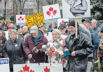  ?? FRANK GUNN THE CANADIAN PRESS ?? Anti-lockdown protesters gathered at the Ontario Legislatur­e in Toronto on Thursday as the province reported 1,478 new positive tests for COVID-19 along with 21 new deaths. Peel Region set a new high with 572 new cases reported.