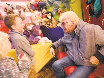  ?? Douglas Zimmerman / SFGate 2019 ?? Gay rights activist Tom Taylor speaks with a child last year outside the holidaydec­orated house in Dolores Heights he shared with his husband, Jerome “Jerry” Goldstein.