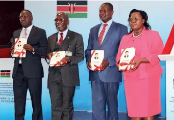  ?? (KENYA LITERATURE BUREAU) ?? Guests attending the launch ceremony for the Swahili version of Volume I of Xi Jinping:
The Governance of China by Chinese President Xi Jinping show copies of the book in Nairobi, capital of Kenya, on 14 August