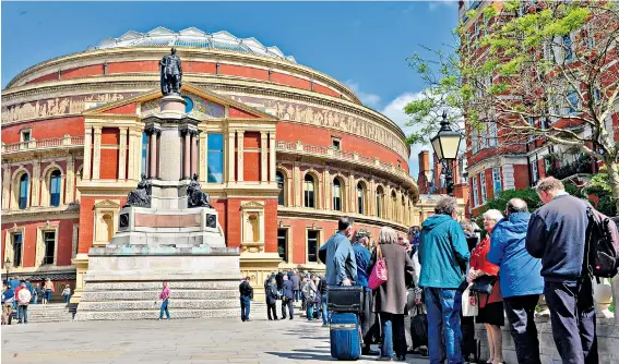  ??  ?? ’Prommers’ queuing for a ticket outside the Royal Albert Hall, above; classical music audiences, below, can be unforgivin­g towards firsttimer­s