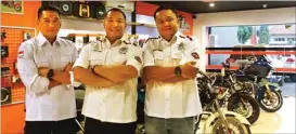  ?? FARID S. MAULANA/ JAWA POS ?? PEDULI: Dari kiri, Steven, Yudi, dan Kus. Mereka membuat HDCI Surabaya lebih dekat dengan masyarakat.