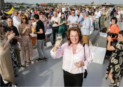  ?? FOTO KOEN FASSEUR ?? Mieke Frijters leidt 40 jaar ATF en wordt gevierd, met 300 gasten aan boord in de haven.