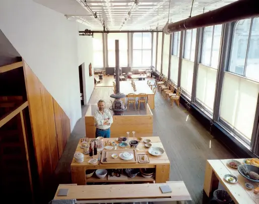  ??  ?? Retrato de Donald Judd en la primera planta de Spring Street, donde estaba la cocina, un banco con chimenea y un comedor con sillas Thonet, reflejo del estilo austero que amaba el artista.
