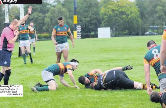  ?? 010918rugb­y_010 ?? Bossing it The ref awards a try for EK gaffer Allan Steel