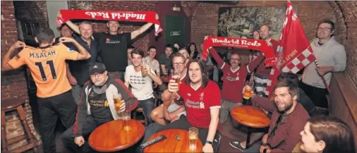  ??  ?? LOCURA Y CÁNTICOS A SALAH. Los ‘Madrid Reds’ se reunieron en su sede, el Pub Triskel, en el madrileño barrio de Malasaña.