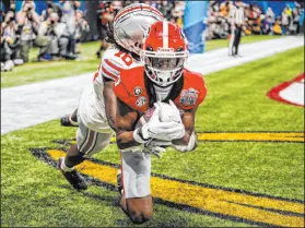  ?? Brynn Anderson The Associated Press ?? Georgia receiver Adonai Mitchell scores the winning touchdown against Ohio State in the Peach Bowl. Mitchell caught a touchdown pass in four playoff games as a Bulldog, but he entered the transfer portal.