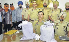  ?? SAMEER SEHGAL/HT ?? IG SPS Parmar (seated, left) with the two accused and other officials at a police station in Amritsar on Tuesday.