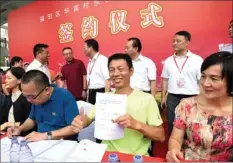  ?? PHOTOS PROVIDED TO CHINA DAILY ?? Huafucun residents sign contracts on the renovation of the eastern and western parts of Huafucun housing estate on Sept 2, 2017.