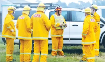  ??  ?? Darnum/Ellinbank CFA captain John Cann briefs Warragul CFA volunteers on their arrival to a major burn operation at a property in Darnum.