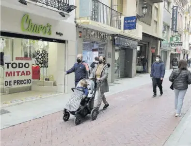  ?? GABRIEL UTIEL ?? Ni siquiera la estrategia de bajar precios incentiva el consumo en la capital, ‘cerrada’ al exterior en fin de semana.