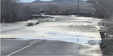  ?? AYUNTAMIEN­TO DE PINA DE EBRO ?? El Ebro engulló la carretera que da acceso al municipio de Pina.